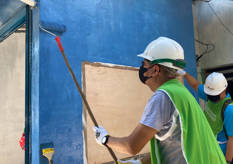 Habitat Indonesia Bersama Standard Chartered Melakukan Pengecatan Warung di Kampung Cimandala