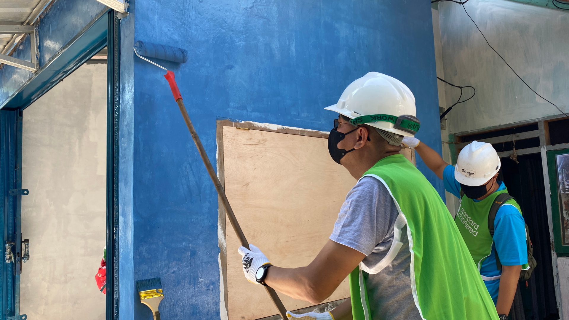 Habitat Indonesia Bersama Standard Chartered Melakukan Pengecatan Warung di Kampung Cimandala