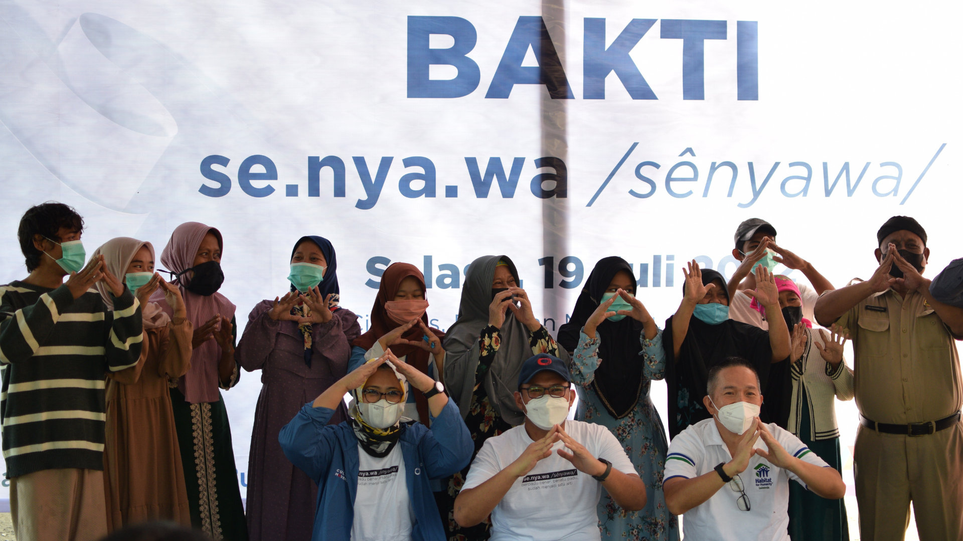 Mind Id Ajak Karyawan Mengecat Rumah dan Mengadakan Pelatihan Hidup Bersih Sehat Bersama Habitat Indonesia.